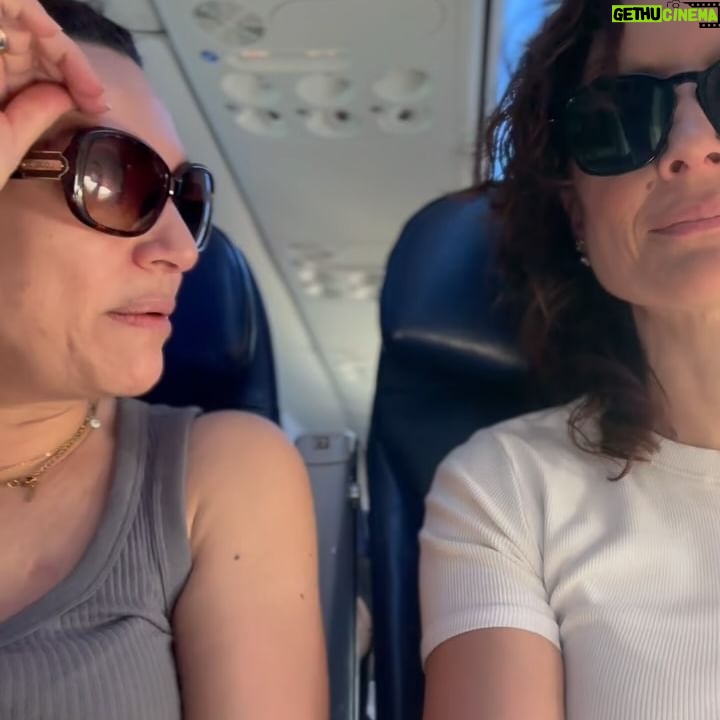 Marisol del Olmo Instagram - Que precioso viaje resultó llevar @mammamia_mx al increíble público de MONTERREY! Un viaje en todos los sentidos. De reencontrarnos, de reconciliarnos de reconocernos y de darnos todo el amor que llevábamos más de un mes de no darnos. Parecíamos niños chiquitos todo el tiempo. En el avión de ida, de vuelta, en camerinos… no paramos de reír. Creer por un instante que no lo íbamos a lograr. Dar la primera función y salir sobrepasados por las risas, los aplausos y esos miles de REGIOS que cantaron y bailaron con nosotros. El primer video… es como se vivió de afuera. Gracias @emmanek por capturarlo. El segundo… es como se vivió de adentro. (Que Dios me perdone por traer el cel escondido en la bota😅). Los demás… nosotras pendejeando/ensayando en el avión. Pero.. se logró!! “A la fregada con todo”!! 😂 Es LO MÁS tenerte @gicela_sehedi !! En verdad éramos unos niños jugando a lo que más nos gusta @luja_ . Gracias @gaperroni y @danielvillafane por llevarnos a tan buen puerto. ❤️👈🏼✨🥹 Ahora… agárrate PUEBLA porque ahí te vamos !! Gracias por las hermosas fotos @lezliegarcialg ❤️✨ te rifaste!!
