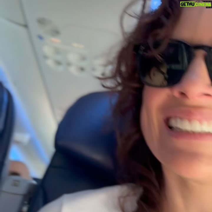 Marisol del Olmo Instagram - Que precioso viaje resultó llevar @mammamia_mx al increíble público de MONTERREY! Un viaje en todos los sentidos. De reencontrarnos, de reconciliarnos de reconocernos y de darnos todo el amor que llevábamos más de un mes de no darnos. Parecíamos niños chiquitos todo el tiempo. En el avión de ida, de vuelta, en camerinos… no paramos de reír. Creer por un instante que no lo íbamos a lograr. Dar la primera función y salir sobrepasados por las risas, los aplausos y esos miles de REGIOS que cantaron y bailaron con nosotros. El primer video… es como se vivió de afuera. Gracias @emmanek por capturarlo. El segundo… es como se vivió de adentro. (Que Dios me perdone por traer el cel escondido en la bota😅). Los demás… nosotras pendejeando/ensayando en el avión. Pero.. se logró!! “A la fregada con todo”!! 😂 Es LO MÁS tenerte @gicela_sehedi !! En verdad éramos unos niños jugando a lo que más nos gusta @luja_ . Gracias @gaperroni y @danielvillafane por llevarnos a tan buen puerto. ❤️👈🏼✨🥹 Ahora… agárrate PUEBLA porque ahí te vamos !! Gracias por las hermosas fotos @lezliegarcialg ❤️✨ te rifaste!!