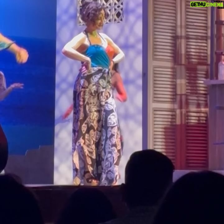 Marisol del Olmo Instagram - Que precioso viaje resultó llevar @mammamia_mx al increíble público de MONTERREY! Un viaje en todos los sentidos. De reencontrarnos, de reconciliarnos de reconocernos y de darnos todo el amor que llevábamos más de un mes de no darnos. Parecíamos niños chiquitos todo el tiempo. En el avión de ida, de vuelta, en camerinos… no paramos de reír. Creer por un instante que no lo íbamos a lograr. Dar la primera función y salir sobrepasados por las risas, los aplausos y esos miles de REGIOS que cantaron y bailaron con nosotros. El primer video… es como se vivió de afuera. Gracias @emmanek por capturarlo. El segundo… es como se vivió de adentro. (Que Dios me perdone por traer el cel escondido en la bota😅). Los demás… nosotras pendejeando/ensayando en el avión. Pero.. se logró!! “A la fregada con todo”!! 😂 Es LO MÁS tenerte @gicela_sehedi !! En verdad éramos unos niños jugando a lo que más nos gusta @luja_ . Gracias @gaperroni y @danielvillafane por llevarnos a tan buen puerto. ❤️👈🏼✨🥹 Ahora… agárrate PUEBLA porque ahí te vamos !! Gracias por las hermosas fotos @lezliegarcialg ❤️✨ te rifaste!!