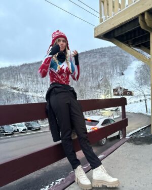 Maritza Veer Instagram - The snow must go on ❄️🏔️⛷️
.
.
.
#snowbubby #skiing #snowboarding #funinthesnow #justlookinglikewow #snow #winter #extremesports #upstatenewyork #plattekillmountain #skiresort