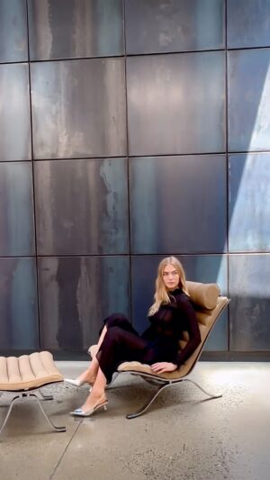 Maritza Veer Instagram - Ari chair by #ArneNorell @norellfurniture. 
Handmade in Sweden to perfection👌🏼 
.
.
#furnituredesign #interiordesign #architecture #classic #elegant #quality #arichair #classiclines #norellfurniture #actress #model #sweden #handmade