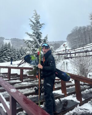 Maritza Veer Instagram - The snow must go on ❄️🏔️⛷️
.
.
.
#snowbubby #skiing #snowboarding #funinthesnow #justlookinglikewow #snow #winter #extremesports #upstatenewyork #plattekillmountain #skiresort