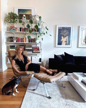 Maritza Veer Instagram - Gimli and I’m ready to be in @archdigest with our love for design and @norellfurniture 🖤🤎 
.
.
.
#norellfurniture #arichair #siroccochair #sirocco #arnenorell #architecture #architecturaldigest #interiordesign #effortlesschic #actor #fashionmodel #art #midcenturymodern #love #lifestyle #chic