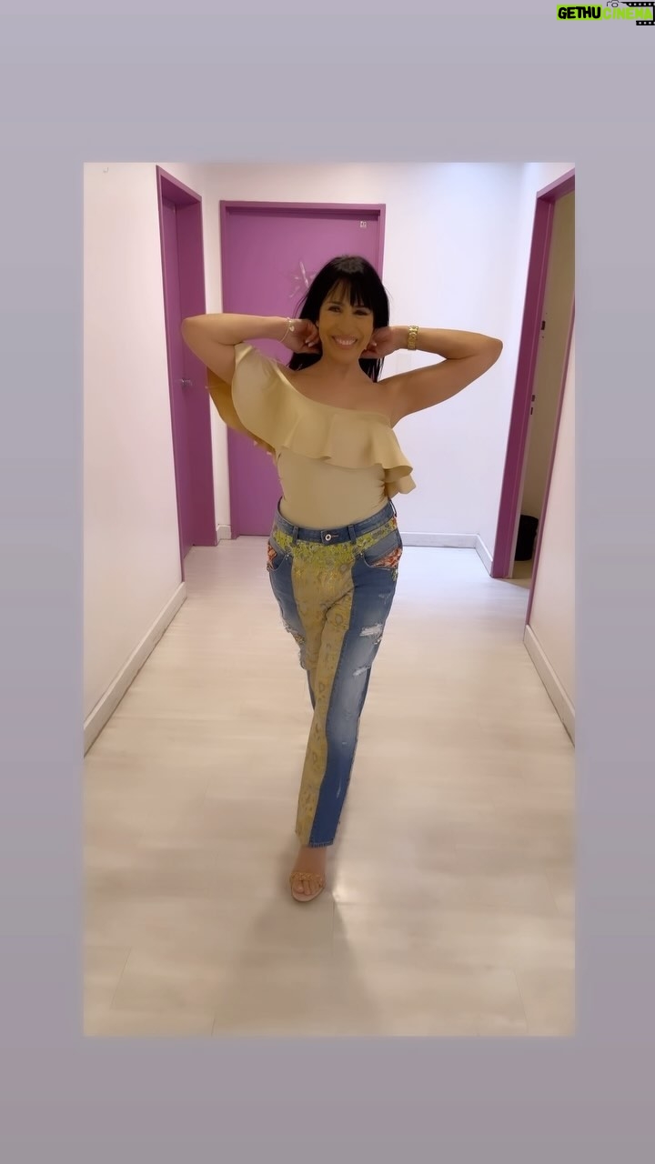 Marixa Balli Instagram - Hoy muy @maniacca_ un jeans increíble y calzados @indiia_shoes fuego total 🔥🔥🔥🔥 Peinado Claudio Tuñez