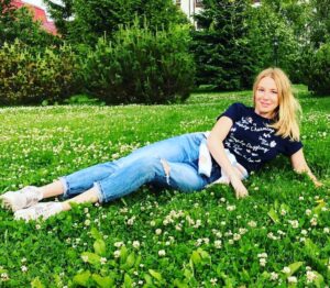 Mariya Shekunova Instagram - Привет вам всем, котики, из самоизоляции👋🏼👋🏼👋🏼
.
Поваляться на травке-это конечно чистый кайф...но с каким удовольствием я бы сейчас повалялась на горячем песочке, где-нибудь на берегу океана...🐚🐚🐚
Ну, скажите, правда же???😳😳😳
#самоизоляция #дачники #марияскорницкая #ярославскорницкий #love