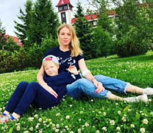 Mariya Shekunova Instagram - Привет вам всем, котики, из самоизоляции👋🏼👋🏼👋🏼
.
Поваляться на травке-это конечно чистый кайф...но с каким удовольствием я бы сейчас повалялась на горячем песочке, где-нибудь на берегу океана...🐚🐚🐚
Ну, скажите, правда же???😳😳😳
#самоизоляция #дачники #марияскорницкая #ярославскорницкий #love