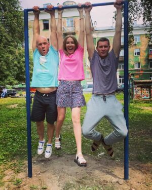 Mariya Shekunova Instagram - ЛЕТО В ЛАГЕРЕ😜😜😜
.
Ну что, кто ждал??? А???😜😀 Вот мы и приступили к съемкам нового сезона!!! Вы спрашивали миллион раз, очень ждали и вот вам радостная новость)) Очень здорово, что часть съёмок пройдёт в Перми!!! Это так круто и уже так непривычно…мы прям ностальгируем и кайфуем!!!🥰🥰🥰
.
#реальныепацаны #марияскорницкая #владимирселиванов #николайнаумов #новыйсезон