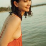 Mariya Nagao Instagram - 本日 5冊目の写真集『capricious』発売日🧡 発売日の11月14日は私のデビュー日ということでこの日にしました。 15歳の時は29歳の今でもこのお仕事をしていて、5冊目の写真集を出すことができるなんて思いもしなかったなぁ 本当に応援してくださる方がいてここまで続けることができました本当に本当にありがとう😌 この画像は写真集の中の最後のページのアザーカット 夕陽がとっても綺麗だったの🌇