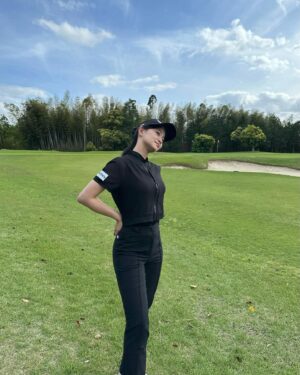 Mariya Nagao Instagram - アップグレードゴルフ収録⛳️ @up_grade_golf 
もう暖かいと思ったら風が冷たかったまさかの寒い日もあるのでラウンドに行く際は上着も持って行ってね😌

@pxgjapan 
ウェアかわいい🩵パンツは少しデニムっぽくなってる