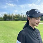 Mariya Nagao Instagram - アップグレードゴルフ収録⛳️ @up_grade_golf もう暖かいと思ったら風が冷たかったまさかの寒い日もあるのでラウンドに行く際は上着も持って行ってね😌 @pxgjapan ウェアかわいい🩵パンツは少しデニムっぽくなってる