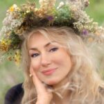 Mariya Shukshina Instagram - #марияшукшина Ответ на открытое письмо 11 главврачей ведущих больниц, в котором было личное обращение и ко мне. Уважаемые врачи! А я со своей стороны, приглашаю вас в зеленую зону, где здоровый образ жизни, здравомыслие, здоровая психика, отсутствие страха и паники, элементарная профилактика сезонных респираторных заболеваний - не пустые слова, но имеют огромное значение. Я понимаю, в это уже трудно поверить, но именно так мы все всегда жили до 2020го года. И о красной зоне речи не было. И ещё, пожалуйста, не ведитесь на подмену понятий: мы против не процесса вакцинации, а порядка его реализации, и на этой стороне есть лауреаты Нобелевской премии, учёные с мировым именем, огромное количество докторов наук и просто честных людей. На этой стороне 80% населения России. На экскурсии в красной зоне при всем желании все не поместимся. Мы не против вакцины, а против участия в эксперименте неисследованной вакцины. Это разные вещи. А также считаю неправильным желание политтехнологов столкнуть лбами условных прививочников и антипрививочников, я говорила об этом в Белом доме на церемонии награждения (31 августа 2021). Предлагаю всем вместе написать письмо Президенту РФ с требованием прекратить вакханалию в СМИ и на всех федеральных каналах. Здоровые не должны жить по правилам, которые установлены и реально необходимы для больных!