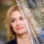 Mariya Shukshina Instagram - #марияшукшина Время летит, мир меняется... Мы живы как нация, пока соблюдаем традиции: в декабре наряжаем ёлку, кладем под неё подарки, смотрим «Иронию судьбы», пока режем салат оливье, загадываем желания под бой курантов... Мы выстояли этот год, где-то выиграли, в чем-то проиграли (указам, законам, постановлениям), следующий будет ещё сложнее. Вспомним всех, кто ушёл от нас в 2021 году: актёров, музыкантов, цвет нашей культуры, близких и далёких людей... Остановим дыхание, чтобы сделать большой вдох для 2022, как ныряльщики в бездну океана... Мир наш сейчас действительно как бездна океана: что ждёт? Кто там нас встретит? Какие красоты или чудовища? Коды, цифры, новые буквы штаммов? Люди! не отчаивайтесь, будьте сильны, мужественны, здоровы, любите и будьте любимы, Бог нам всем в помощь! С наступающим Новым годом, дорогие, уважаемые Люди! P.S. Кстати, в русском языке у глагола "победить" в первом лице в единственном числе нет будущего времени, только во множественном. Мы победим! Ваша Мария Шукшина #новыйгод #новыйгод2022 #здравствуй #2022 #досвидания #2021 #спраздником #дорогие #люди #мирвсем