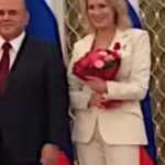 Mariya Shukshina Instagram - Благодарю за награду! Но чтобы с гордостью носить на груди медаль за заслуги перед Отечеством, надо об Отечестве и говорить.. правду. А правда в том, что у нас беда. И прежде всего, в сфере близкой мне- В культуре. И вирус бескультурья гораздо опаснее модного нынче коронавируса. Опаснее тем, что от него никто не умирает, но невидимым глазу образом выкашивает он целые поколения. Без духовно-нравственной основы не может устоять ни одно государство, ни одна империя, ни одна цивилизация. Исторических примеров тому масса. Отсутствие совести, нравственности, национальных героев (вернее, они есть, но их имена лучше в культурном обществе не упоминать) , отсутствие морали ведет к необратимым процессам, ведет к деградации нации. Культура речи, культура общения убивается на глазах. Людей стравливают друг с другом. невооружённым глазом видно, что идёт социальный эксперимент - люди ненавидят друг друга - сначала из-за масок, теперь из-за вакцин, скоро из-за qr-кодов, и это необходимо прекратить! В конечном итоге, все поубивают друг друга, а врага так никто знать и не будет. Такая схема искусства войны в Китае называется «мудрая обезьяна с горы наблюдает за схваткой двух тигров в долине». Современные войны ведутся не пушками и ракетами, они все в СМИ, науке, образовании, культуре, медицине, здравоохранении и т.д.. И никто даже не пытается понять, что это целенаправленная духовная диверсия по расчеловечиванию и разделению людей, и остановить эти процессы. Запрос на духовность и нравственность в обществе есть, поверьте есть, и говорю я про бОльшую часть гражданского общества, и игнорировать его просто преступление перед людьми. Простите, может быть, за излишнюю резкость, но это от боли, это уже крик души. Это SOS, уважаемый Михаил Владимирович! Служу Отечеству!