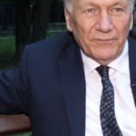 Mariya Shukshina Instagram - Находясь на съемках кино в Перми и зная, как подставили моего товарища, моего соратника по нашим круглым столам, вызвавшим огромный общественный интерес и резонанс, я попросила своего друга и коллегу режиссёра Владимира Паршикова снять "все, что накипело" у Александра Алексеевича Редько @alexandrredko7 и восстановить всё-таки справедливость. Приходилось действовать оперативно, за что Владимиру огромное спасибо! И низкий поклон и безмерная благодарность за всё, что делает для нас с вами, милые люди, наш дорогой Александр Алексеевич! Итак, интервью с профессором Александром Редько по итогам его участия в дебатах по вопросу обязательной вакцинации на площадке К.Собчак 30 июня 2021г. Вообще, Александр Алексеевич соглашался дискутировать с профессором Альштейном, одним из создателей первого отечественного «Спутника», но усилиями прививочного лобби его участие в прямом эфире было сорвано. В итоге на ринг вышел «Веснушкин младший». Собственно ход поединка комментировать нечего. Скажу несколько замечаний по итогу и сути. Первое и главное. Вакцины экспериментальные. Не прошли клинические (то есть на людях-добровольцах) испытания. Щебечут про отчет о клинических испытаниях в журнале «Ланцет». А почему не в газете «СПИД-ИНФО»? Было такое авторитетное издание. Информация о клинических испытаниях должна предоставляться до массового применения вакцины и публиковаться уполномоченным государственным органом. Это требование Закона и здравого смысла. Сейчас - это чудовищного масштаба эксперимент, при этом эксперимент, в который подопытных загоняют обманом (пропагандой) либо прямым насилием. За подобного рода эксперименты (испытание вакцин против малярии, например) нацистским врачам давали пожизненные сроки и был принят Нюрнбергский кодекс, запрещающий медицинские опыты без добровольного информированного согласия испытуемых. А ещё есть версия и ее озвучил, например, Володин. Что «модная болезнь» - биологическое оружие. И говорят, что, подвергаясь воздействию вакцин, «вирус» идет в разнос. Но это «конспирология». Бесспорно следующее! Нас превращают в подопытных, безропотных существ, без мельчайших признаков человеческого достоинства