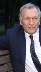 Mariya Shukshina Instagram - Находясь на съемках кино в Перми и зная, как подставили моего товарища, моего соратника по нашим круглым столам, вызвавшим огромный общественный интерес и резонанс, я попросила своего друга и коллегу режиссёра Владимира Паршикова снять 