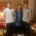 Mariya Shukshina Instagram - #марияшукшина Я не очень люблю выкладывать фотографии своих детей, вернее, они сами этого не любят. Но раз в год, думаю, можно) Сказать, что всё у нас хорошо, и положить тем самым конец многим слухам и домыслам. Хотя, понимаю, что пока жива, в покое меня не оставят..) Мой старший из сыновей Макар недавно провел первый в своей жизни бой по боксу и получил золотую медаль. Продолжает учиться, второе высшее, и одновременно работать. Наш Маркуша, сын Макара, радует нас каждый день. Очень смышлёный, хороший, добрый мальчик. Очень его люблю. Мои младшие дети, Фома и Фока, учатся в 10м классе, и вот уже который год без троек. Слава Богу! Тоже занимаются боксом, как и Макар, их бой ещё впереди. Целеустремлённые и умные ребята. С моей старшей дочерью Анной мы общаемся не так часто, как хотелось бы, но надеюсь, это время придёт. Мама приехала к нам вчера поздравить с Новым годом в полном здравии и взаимной душевной радости от встречи. Слава Богу за всё! #моясемья #сновымгодом #2022 #люди #мирвсем
