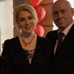 Mariya Shukshina Instagram - #марияшукшина Конец 80-х, лихие 90-е, 2000-е — три периода в жизни героев нашего сериала «Московский роман» (рабочее название было "Мираж"), премьера которого с понедельника на канале Россия 1. Сложное было время для всей страны, переход из одного исторического периода в другой, но, каким добрым и беззаботным кажется оно сегодня, когда не знаешь, что ждать от правительств каждый день: отштампуют, закуарят, завакцинят... Думаю, многие ощутят ностальгию, смотря семейную сагу замечательного режиссёра Ольги Субботиной с участием прекрасных актеров Алексея Чадова, Светы Устиновой, Ольги Красько, Ольги Хохловой, Виталия Хаева, ну и вашей покорной слуги)) 12 июля, 21.20 канал Россия 1, увидимся в прошлом... #премьера #россия1 #московскийроман #ольгасубботина #алексейчадов #ольгакрасько #ольгахохлова #виталийхаев #светланаустинова #моя #любимаяработа #творчество #друзья #дружба #любовь #люди #мирвсем