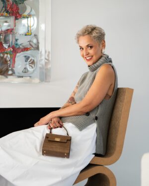 Mariza Instagram - Partilho aqui uma pequena reflexão:
Felicidade, essa ave rara no vasto céu da existência humana, reside muitas vezes nos recantos mais simples da nossa vida. Não se encontra no clamor das grandes conquistas, mas no sussurro do vento, na risada partilhada, no calor de um abraço sincero. É a arte de apreciar o agora, de valorizar os pequenos gestos, de nos encantarmos com o quotidiano. Felicidade é sentir o sol no rosto numa manhã fresca, é a melodia favorita que toca de surpresa, é encontrar nos olhos de quem amamos o reflexo dos nossos sonhos. Num mundo que corre, a felicidade pede pausa, pede atenção, pede presença. E, na sua forma mais pura, ensina-nos que a maior riqueza está em saber, mesmo nos dias cinzentos, onde encontrar a nossa luz.
