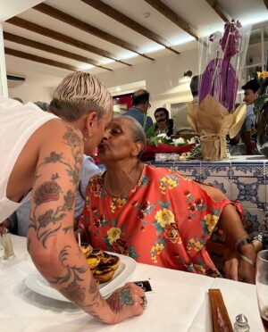Mariza Instagram - Mãe, és a personificação do amor, da força e da sabedoria. Todos os dias, inspiras-me com a tua coragem e dedicação, enches a nossa vida com risos, apoio e lições preciosas. A tua presença é o presente que valorizo mais do que tudo.

Neste Dia das Mães, quero expressar o quanto te amo e o quanto sou grata por estares sempre ao meu lado, como a minha melhor amiga, conselheira e confidente. O teu amor incondicional é o que me fortalece e me faz acreditar no impossível. Obrigada por tudo meu porto de abrigo, em ti fica a minha casa.

Que este dia seja tão incrível quanto tu. Amo-te! ❤️
Feliz Dia das Mães para a Mulher Mais Especial do Mundo e arredores!