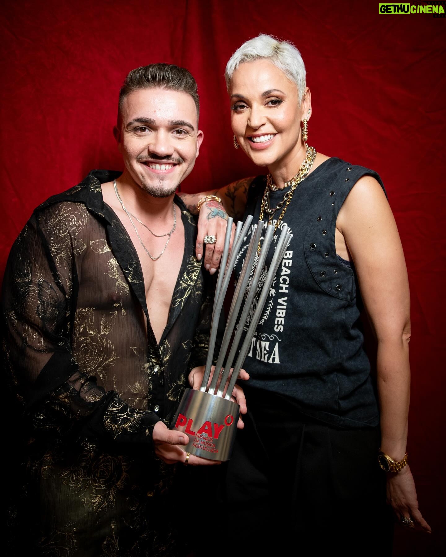 Mariza - 5K Likes - Obrigada.
Obrigada portugueses, obrigada @calema507 e @nunoribeiro_oficial, obrigada @playpremiosdamusicaportuguesa e @vodafonept .
“Maria Joana” sempre foi vossa. É um prazer levar para casa esta esta distinção de melhor canção.
A cultura portuguesa vale a pena,
Até já ❤️
@ruelamusic @warnermusicpt