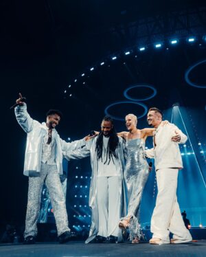 Mariza Instagram - Quero aproveitar estas fotografias maravilhosas de ontem à noite e felicitar @fradique_calema e @anthon507_calema , pelo percurso que têm feito e culminou ontem na @meoarenaoficial numa noite inesquecível que se repete hoje, parabéns @calema507 e parabéns a todos os que fazem parte desta equipa extraordinária! 🎶
Ainda uma referência e um obrigada ao nosso querido amigo @nunoribeiro_oficial com quem em conjunto sacudimos este ano o país com aquela que pode muito bem ser a canção do ano portuguesa 🚌