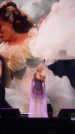 Mariza Instagram - Temos palavras para este momento com a @marizaoficial? NÃO! 🤩🤍

#sic #associacaosaracarreira #galadosonhos #musica #magia #amor #solidariedade