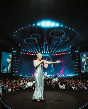 Mariza Instagram - Quero aproveitar estas fotografias maravilhosas de ontem à noite e felicitar @fradique_calema e @anthon507_calema , pelo percurso que têm feito e culminou ontem na @meoarenaoficial numa noite inesquecível que se repete hoje, parabéns @calema507 e parabéns a todos os que fazem parte desta equipa extraordinária! 🎶
Ainda uma referência e um obrigada ao nosso querido amigo @nunoribeiro_oficial com quem em conjunto sacudimos este ano o país com aquela que pode muito bem ser a canção do ano portuguesa 🚌