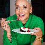 Mariza Instagram – Para o Bolo
1 tablete de chocolate Negro
6 ovos
5 colheres de sopa de açúcar 
3 a 4 colheres de sopa de manteiga 
1/2 chávena de farinha de alfarroba( mais ou menos 3 colheres de sopa)
Separa-se as gemas das claras
Bate-se as gemas com o açúcar até ficar cremoso 
Bate-se as claras em castelo e reserva-se
Derrete-se o chocolate com a manteiga( eu faço no microondas mas pode ser em banho Maria)
Junta-se o chocolate derretido ao preparado das gemas e mistura-se bem
Seguidamente mistura-se a farinha de alfarroba
E logo em seguida as claras em castelo
Numa forma forrada com papel vegetal e untada com manteiga deita-se o preparado e leva-se ao forno por 20 minutos( menos cozido) ou 25 minutos( mais cozido)
Para o creme de mascarpone 
1 embalagem de natas pequena bem gelada( eu deixo no congelador por 1 hora)
1 embalagem de Mascarpone
Raspas de laranja qb
1 colher e 1/2 de sopa de açúcar 
Bate-se o creme Mascarpone com as as natas e vai-se adicionando o açúcar aos poucos
Junta-se a raspa de laranja e um pouco do sumo e bate-se mais um pouco
Reserva-se no frigorífico 

Quando o bolo esfriar… é só cortar uma fatia generosa, deitar um pouco do creme por cima e…. 
Saborear o doce pecado 🍰
📸 @luismoreira.lm