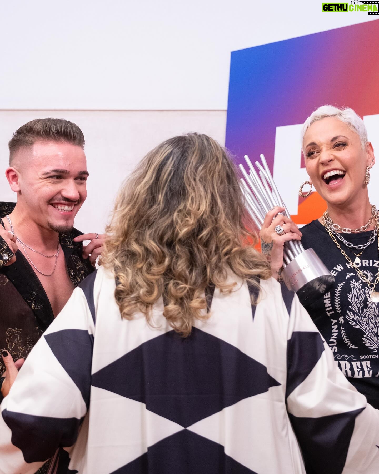 Mariza Instagram - Obrigada. Obrigada portugueses, obrigada @calema507 e @nunoribeiro_oficial, obrigada @playpremiosdamusicaportuguesa e @vodafonept . “Maria Joana” sempre foi vossa. É um prazer levar para casa esta esta distinção de melhor canção. A cultura portuguesa vale a pena, Até já ❤️ @ruelamusic @warnermusicpt