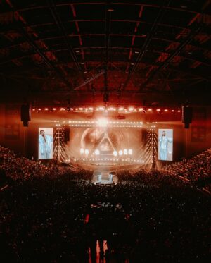 Mariza Instagram - Quero aproveitar estas fotografias maravilhosas de ontem à noite e felicitar @fradique_calema e @anthon507_calema , pelo percurso que têm feito e culminou ontem na @meoarenaoficial numa noite inesquecível que se repete hoje, parabéns @calema507 e parabéns a todos os que fazem parte desta equipa extraordinária! 🎶
Ainda uma referência e um obrigada ao nosso querido amigo @nunoribeiro_oficial com quem em conjunto sacudimos este ano o país com aquela que pode muito bem ser a canção do ano portuguesa 🚌