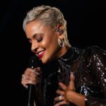 Mariza Instagram - Nasceu de ser Português Fez-se à vida pelo mundo Foi pelo sonho vagabundo Foi pela terra abraçado Bem querido ou mal amado O Fado 🎙️