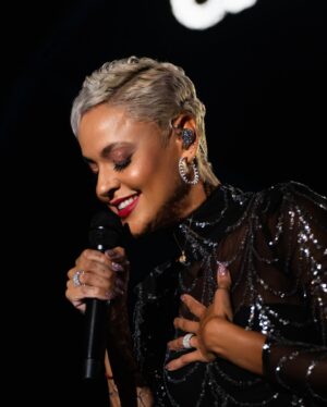 Mariza Instagram - Nasceu de ser Português
Fez-se à vida pelo mundo
Foi pelo sonho vagabundo
Foi pela terra abraçado
Bem querido ou mal amado
O Fado 🎙️