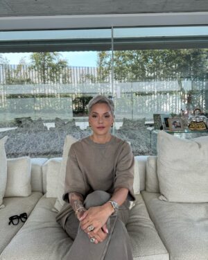 Mariza Instagram - Hoje, 25 de abril, celebramos a liberdade e a democracia. Há 50 anos atrás, Portugal, deu um passo corajoso em direção a um futuro mais justo e livre. Que possamos sempre valorizar e lutar pela nossa liberdade, não esquecendo que passa por respeitar o próximo!
Viva o 25 de abril!