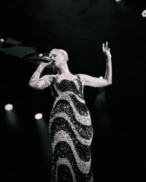 Mariza Instagram - “A chuva molhava-me o rosto
Gelado e cansado
As ruas que a cidade tinha
Já eu percorrera
Ai meu choro de moça perdida
Gritava à cidade
Que o fogo do amor sob chuva
Há instantes morrera”
