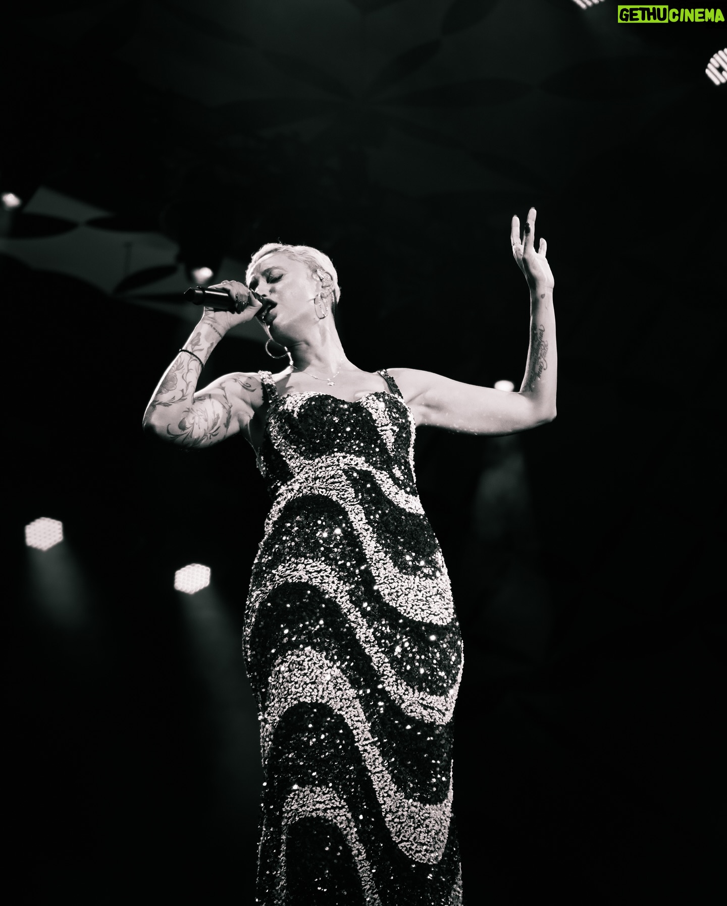 Mariza - 5.8K Likes - “A chuva molhava-me o rosto
Gelado e cansado
As ruas que a cidade tinha
Já eu percorrera
Ai meu choro de moça perdida
Gritava à cidade
Que o fogo do amor sob chuva
Há instantes morrera”
