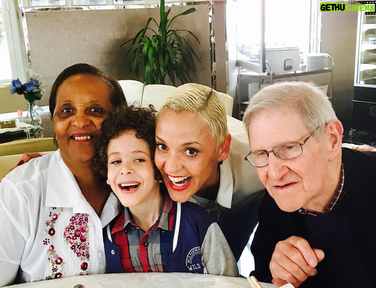 Mariza - 6.5K Likes - No reino vasto das memórias e dos sonhos, onde cada estrela reluz com histórias de coragem e amor, existe um herói maior, um campeão de corações e guardião dos sorrisos mais sinceros. Este herói, querido e venerado, não usa capa nem voa entre as nuvens, mas carrega o mundo nos ombros com a força e a ternura dos seus abraços. Ao meu mais que super-herói, ao homem que me ensinou a encarar os medos com um sorriso e a transformar cada pequeno momento numa aventura épica, desejo um Feliz Dia do Pai!
Nesta data tão especial, abrimos os nossos corações para homenagear não apenas os pais, mas também todas as mães que desempenham o papel duplo com uma bravura sem igual. A todos os pais, de sangue ou de alma, que guiam os seus filhos através das tempestades da vida com uma bússola de amor e sabedoria, desejo um super dia!
Feliz Dia do Pai! Que este dia seja repleto de risos, abraços apertados e momentos mágicos que se transformarão nas preciosas pérolas da memória. A vocês, que são o verdadeiro significado de força, dedicação e amor incondicional, o meu eterno agradecimento e admiração.