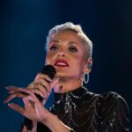 Mariza Instagram - Nasceu de ser Português Fez-se à vida pelo mundo Foi pelo sonho vagabundo Foi pela terra abraçado Bem querido ou mal amado O Fado 🎙️