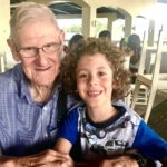 Mariza Instagram - No reino vasto das memórias e dos sonhos, onde cada estrela reluz com histórias de coragem e amor, existe um herói maior, um campeão de corações e guardião dos sorrisos mais sinceros. Este herói, querido e venerado, não usa capa nem voa entre as nuvens, mas carrega o mundo nos ombros com a força e a ternura dos seus abraços. Ao meu mais que super-herói, ao homem que me ensinou a encarar os medos com um sorriso e a transformar cada pequeno momento numa aventura épica, desejo um Feliz Dia do Pai! Nesta data tão especial, abrimos os nossos corações para homenagear não apenas os pais, mas também todas as mães que desempenham o papel duplo com uma bravura sem igual. A todos os pais, de sangue ou de alma, que guiam os seus filhos através das tempestades da vida com uma bússola de amor e sabedoria, desejo um super dia! Feliz Dia do Pai! Que este dia seja repleto de risos, abraços apertados e momentos mágicos que se transformarão nas preciosas pérolas da memória. A vocês, que são o verdadeiro significado de força, dedicação e amor incondicional, o meu eterno agradecimento e admiração.