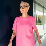 Mariza Instagram - Após um longo inverno, os dias quentes foram um alívio bem-vindo, mas esta onda de calor foi efémera, e agora, a chuva retorna com intensidade… mas a chuva tem o seu próprio jeito de conversar com a nossa alma. Vem de forma subtil, tocando a terra com delicadeza, acordando memórias adormecidas e lavando velhas cicatrizes. Há algo profundamente poético em assistir à fusão das gotas da chuva pela janela, cada uma carrega as suas próprias histórias para contar. 🌧️💭 No ritmo tranquilo das gotas, encontro um momento de paz, um convite para desacelerar e mergulhar em reflexões. Que a chuva nos lembre que, após cada tempestade, vem a promessa de renovação, de um novo começo. Vamos dançar à chuva, abraçar as mudanças e encontrar beleza na transição.