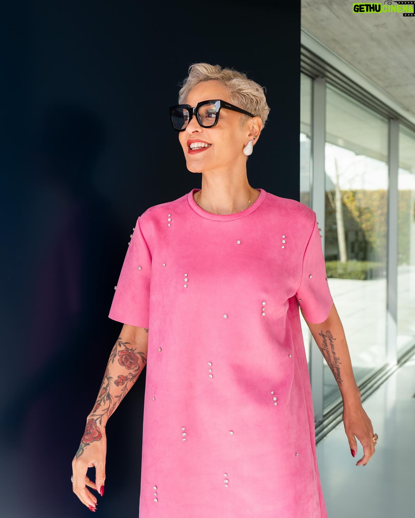 Mariza - 5.4K Likes - Após um longo inverno, os dias quentes foram um alívio bem-vindo, mas esta onda de calor foi efémera, e agora, a chuva retorna com intensidade… mas a chuva tem o seu próprio jeito de conversar com a nossa alma. Vem de forma subtil, tocando a terra com delicadeza, acordando memórias adormecidas e lavando velhas cicatrizes. Há algo profundamente poético em assistir à fusão das gotas da chuva pela janela, cada uma carrega as suas próprias histórias para contar. 🌧️💭
No ritmo tranquilo das gotas, encontro um momento de paz, um convite para desacelerar e mergulhar em reflexões. Que a chuva nos lembre que, após cada tempestade, vem a promessa de renovação, de um novo começo. Vamos dançar à chuva, abraçar as mudanças e encontrar beleza na transição.