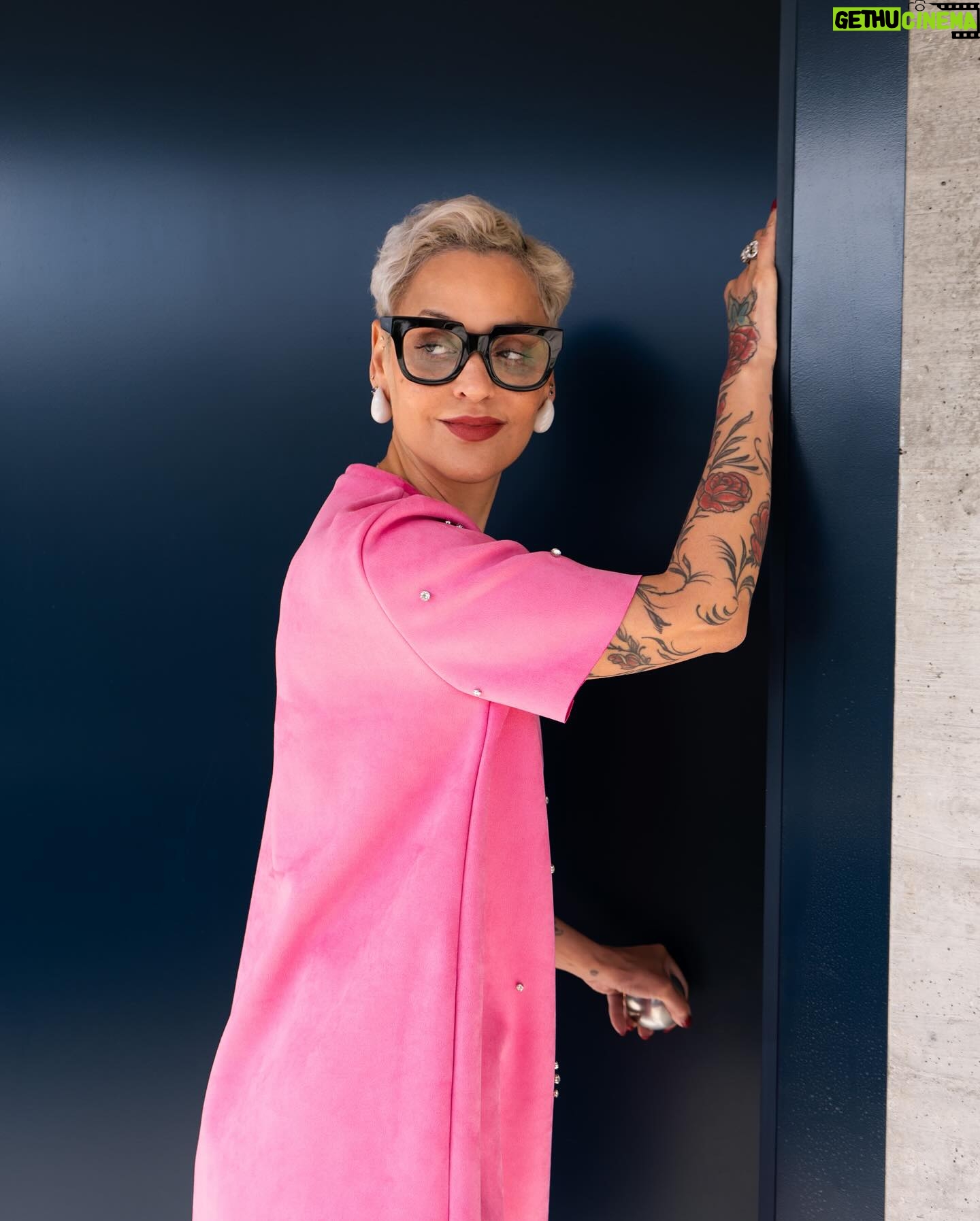 Mariza - 5.4K Likes - Após um longo inverno, os dias quentes foram um alívio bem-vindo, mas esta onda de calor foi efémera, e agora, a chuva retorna com intensidade… mas a chuva tem o seu próprio jeito de conversar com a nossa alma. Vem de forma subtil, tocando a terra com delicadeza, acordando memórias adormecidas e lavando velhas cicatrizes. Há algo profundamente poético em assistir à fusão das gotas da chuva pela janela, cada uma carrega as suas próprias histórias para contar. 🌧️💭
No ritmo tranquilo das gotas, encontro um momento de paz, um convite para desacelerar e mergulhar em reflexões. Que a chuva nos lembre que, após cada tempestade, vem a promessa de renovação, de um novo começo. Vamos dançar à chuva, abraçar as mudanças e encontrar beleza na transição.