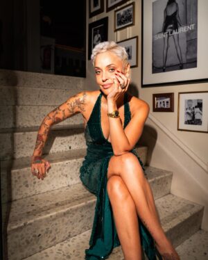 Mariza Instagram - Quero desejar a todos um Feliz Natal, que a harmonia esteja presente em todos os lares, que a magia ilumine o vosso caminho acompanhada por esperança e sonhos, que tenham a possibilidade de aproveitar cada instante com sorrisos sinceros e abraços calorosos. Que este espírito natalício nos inspire a sermos melhores seres humanos, com compaixão e empatia.
Mais uma vez, Feliz Natal a todos 🎄