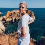 Mariza Instagram – O videoclipe do “DESAMOR” foi gravado em Portugal, no Algarve. A nossa terra é um verdadeiro paraíso! Alguém consegue precisar o local? Um dos sítios onde gravamos foi na gruta do Algar de Benagil. Alguém adivinha os outros 2 locais? 💕

📸 @eduardo_ramos_fotos