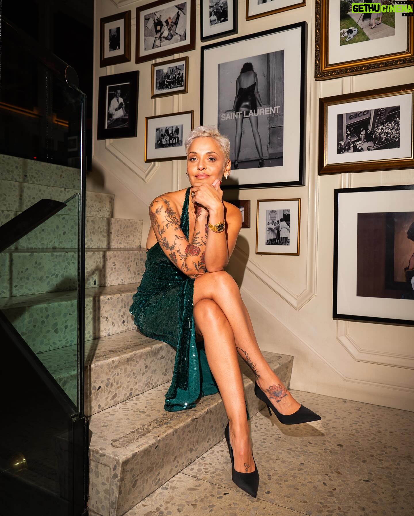 Mariza - 5.7K Likes - Quero desejar a todos um Feliz Natal, que a harmonia esteja presente em todos os lares, que a magia ilumine o vosso caminho acompanhada por esperança e sonhos, que tenham a possibilidade de aproveitar cada instante com sorrisos sinceros e abraços calorosos. Que este espírito natalício nos inspire a sermos melhores seres humanos, com compaixão e empatia.
Mais uma vez, Feliz Natal a todos 🎄