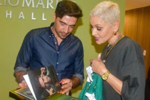 Mariza Instagram - Noite memorável! Obrigado! 🇧🇷🇵🇹

Crédito: Teca Lamboglia | @tecalamboglia_fotografia
