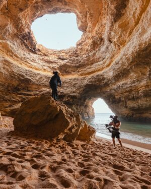 Mariza Instagram - O videoclipe do “DESAMOR” foi gravado em Portugal, no Algarve. A nossa terra é um verdadeiro paraíso! Alguém consegue precisar o local? Um dos sítios onde gravamos foi na gruta do Algar de Benagil. Alguém adivinha os outros 2 locais? 💕

📸 @eduardo_ramos_fotos