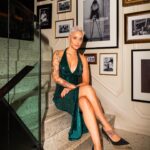 Mariza Instagram – Quero desejar a todos um Feliz Natal, que a harmonia esteja presente em todos os lares, que a magia ilumine o vosso caminho acompanhada por esperança e sonhos, que tenham a possibilidade de aproveitar cada instante com sorrisos sinceros e abraços calorosos. Que este espírito natalício nos inspire a sermos melhores seres humanos, com compaixão e empatia.
Mais uma vez, Feliz Natal a todos 🎄