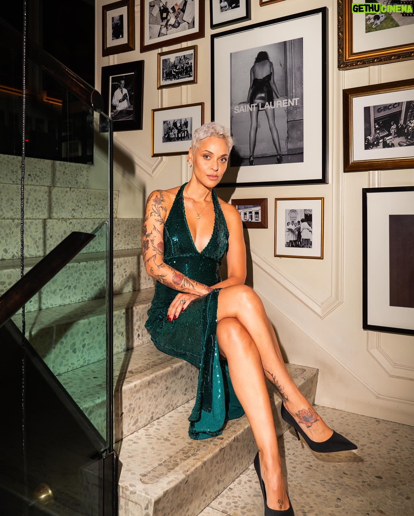 Mariza - 5.7K Likes - Quero desejar a todos um Feliz Natal, que a harmonia esteja presente em todos os lares, que a magia ilumine o vosso caminho acompanhada por esperança e sonhos, que tenham a possibilidade de aproveitar cada instante com sorrisos sinceros e abraços calorosos. Que este espírito natalício nos inspire a sermos melhores seres humanos, com compaixão e empatia.
Mais uma vez, Feliz Natal a todos 🎄