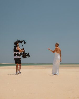 Mariza Instagram - O videoclipe do “DESAMOR” foi gravado em Portugal, no Algarve. A nossa terra é um verdadeiro paraíso! Alguém consegue precisar o local? Um dos sítios onde gravamos foi na gruta do Algar de Benagil. Alguém adivinha os outros 2 locais? 💕

📸 @eduardo_ramos_fotos