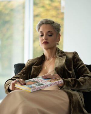 Mariza Instagram - Neste Dia Internacional da Mulher, quero expressar a minha mais profunda admiração e respeito por todas as mulheres incríveis que nos rodeiam. Vocês são a essência da força, coragem e amor. Cada uma de vocês, com as suas histórias únicas, lutas e conquistas, contribui de maneira inestimável para a tapeçaria da nossa sociedade. Hoje, celebramos não apenas as vitórias alcançadas, mas também reconhecemos as batalhas diárias que ainda enfrentamos na procura de igualdade e respeito. Que possamos todas nos unir em apoio e solidariedade, reconhecendo a importância de cada mulher nas nossas vidas e no mundo. A todas as mulheres, a minha eterna gratidão por tudo o que vocês são e tudo o que fazem. Feliz Dia da Mulher! 💪🏼